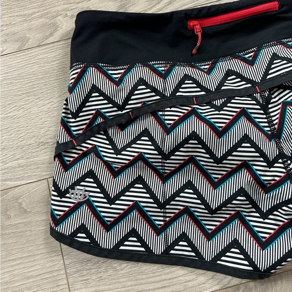 Lululemon SEAWHEEZE 2014 3D Chevron Speed Shorts - Picture 3 of 9